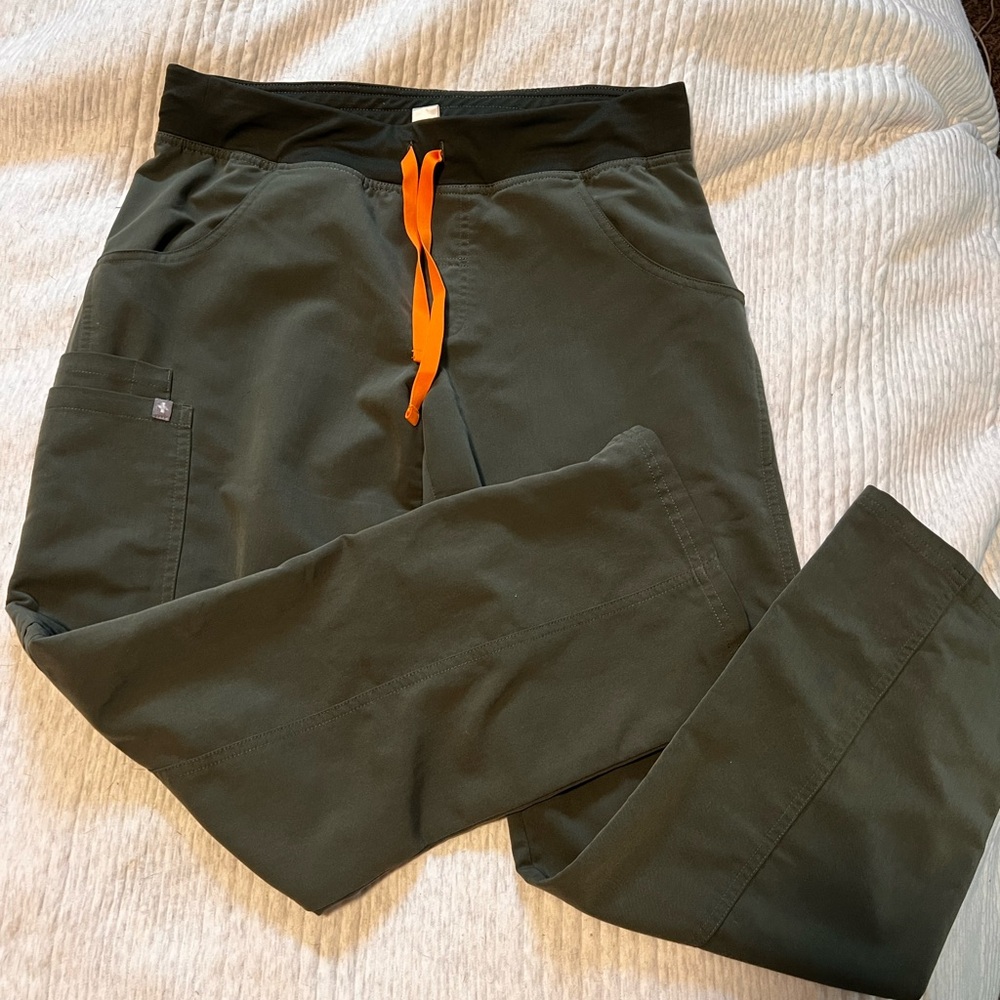 Figs Moss Medium Petite Kade